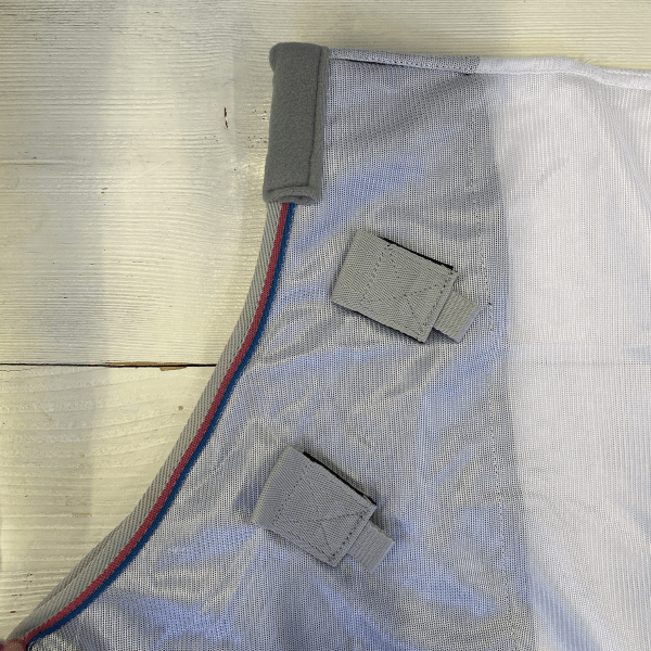 vitt-flugtäcke-avtagbar-hals-häst-haglunds