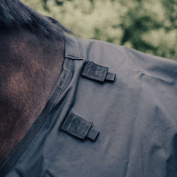 regntacke-50g-hast-svart-avtagbar-hals