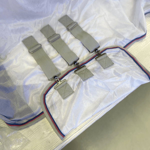 vitt-flugtäcke-avtagbar-hals-häst-haglunds